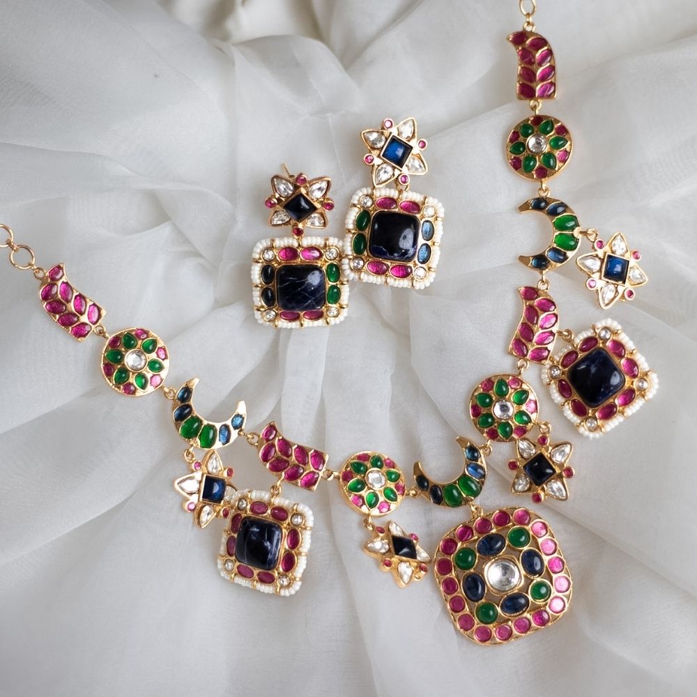 Rutsuhavi Necklace Set