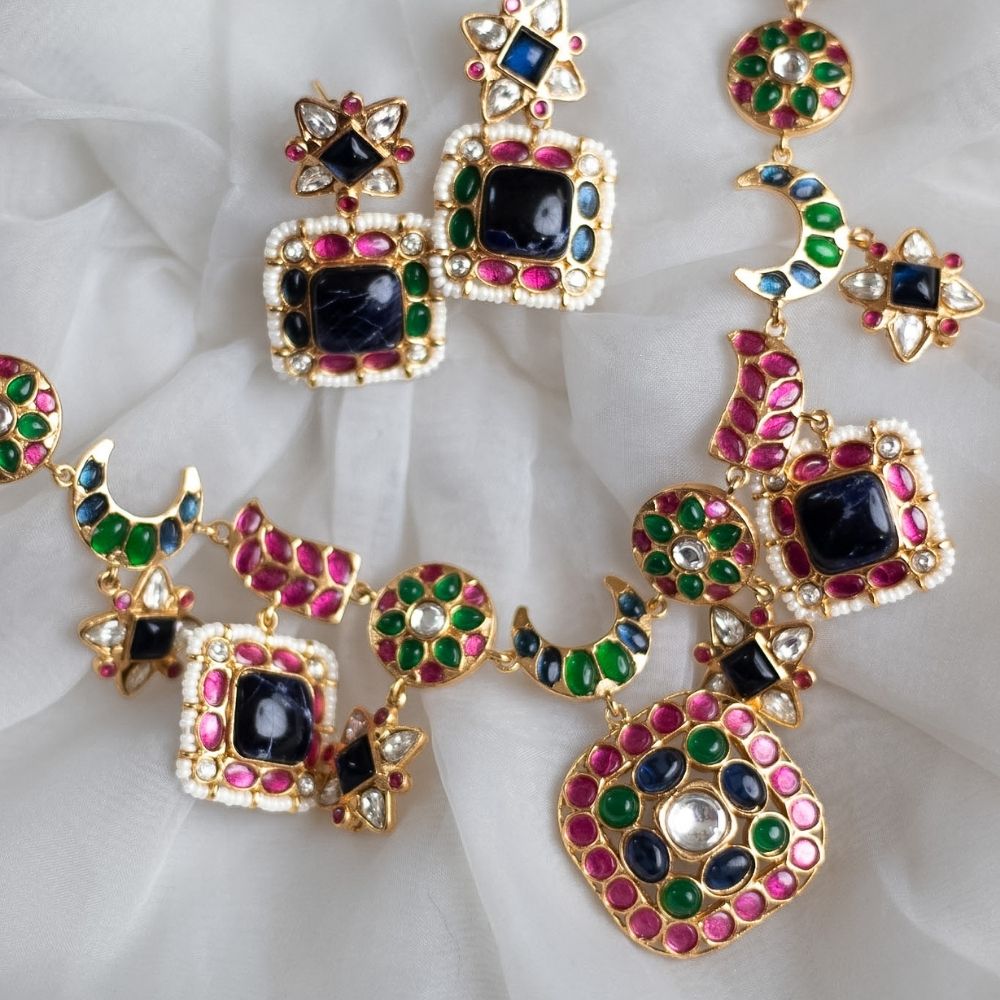 Rutsuhavi Necklace Set